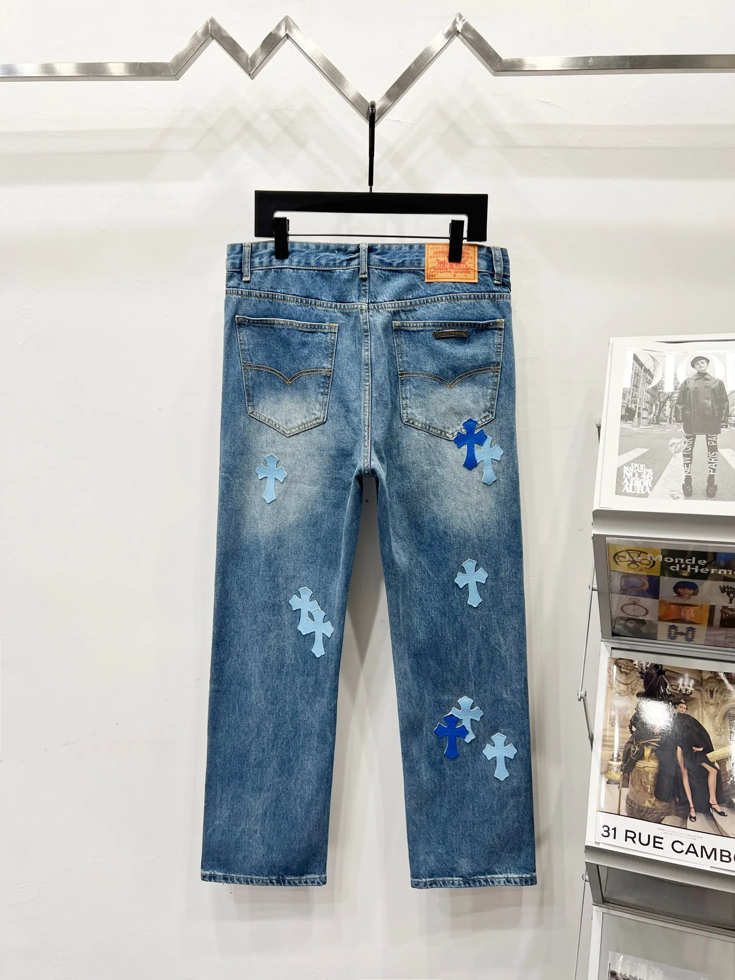 P210 Style No.: (K540) Chrome Hearts & CH city limited series Sanskrit cross patch patchwork jeans, black and white color matching - Chengdu "chengdu" jeans catering to the hometown of Chengdu giant pandas. The finished products need to be washed and then disassembled and hand-stitched with sheepskin cross skins and then spliced ​​together to complete. The whole process is too complicated to explain. The texture can be seen in the hand, and it looks good. The styles with different washed textures are very friendly to people with thin legs and thick legs. The straight version is very flattering to the leg shape. The moderate length is timeless and can be matched easily and casually. It is the basic styling foundation for various styles and is a must-have in the wardrobe! The fabric is stiff but also makes the upper body soft without losing texture. The washing process is even more perfect. It is a must-have item for everyone! ! ! Washed wheat, hang tag, pants label, three labels are complete, the upper body effect is particularly stiff and stylish, super stylish, the same style for men and women - Color: blue and black Size: 28 30 32 34